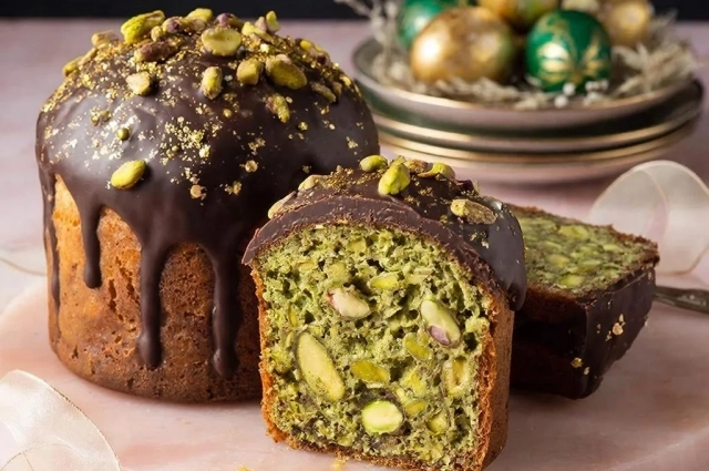  Кулич «Дубайский шоколад» отличается от классического фисташковой начинкой и отсутствием шапочки из белой глазури.