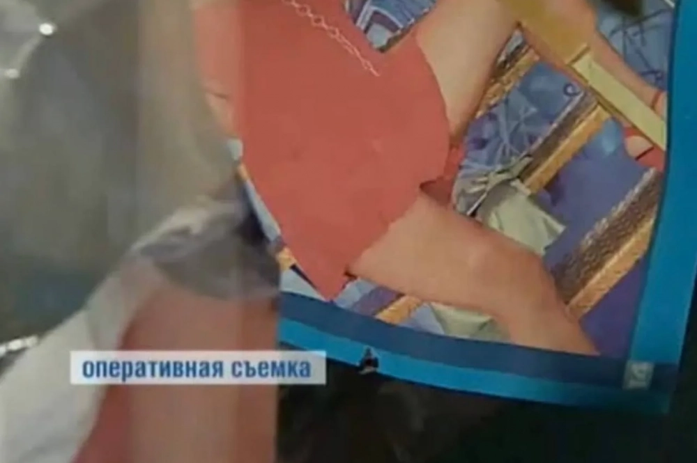 На стенах в подвале висели эротические плакаты.