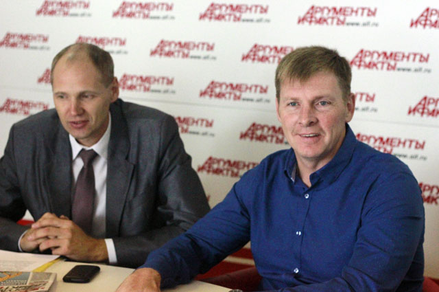 Министр спорта Приангарья Илья Резник и бобслеист, олимпийский чемпион Александр Зубков.