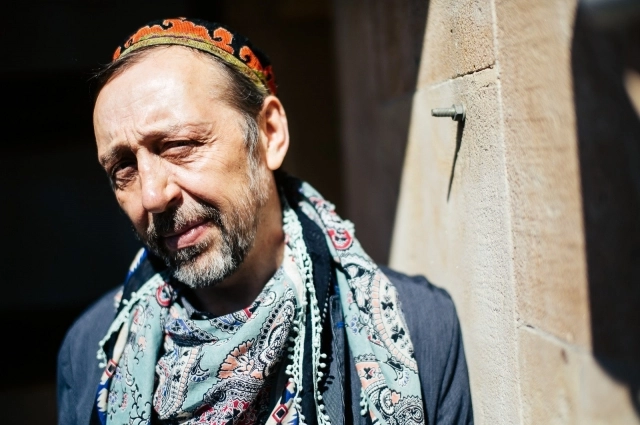 Николай Коляда был родом из Казахстана, и в тюбетейе ходил круглый год.