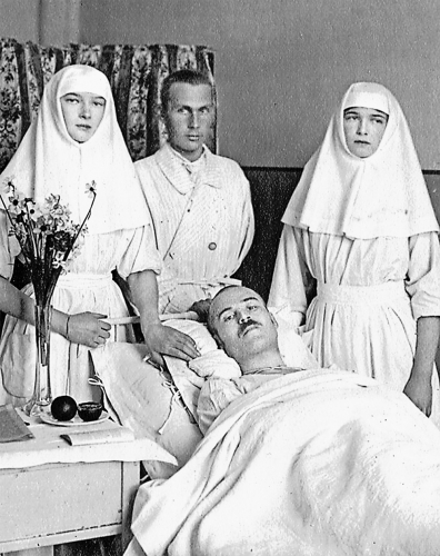 Великие княжны Ольга и Татьяна Романовы ухаживают за ранеными. Фото времён Первой мировой войны.