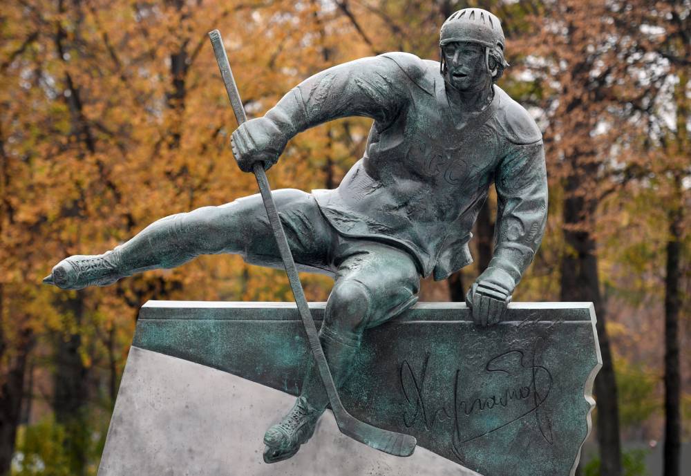 Памятник советскому хоккеисту, двукратному олимпийскому чемпиону Валерию Харламову на территории олимпийского комплекса 