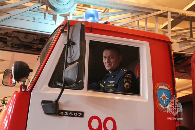 Максим Фролов водит пожарный автомобиль с 2003 года.