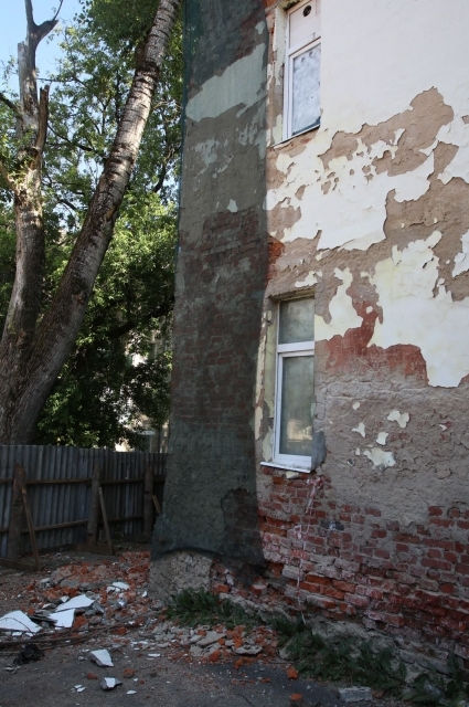 Дом не ремонтировался десятилетиями. В мае фасад рухнул дважды.