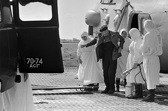 Отправка больного холерой в инфекционную больницу Астрахани. 1970 г.