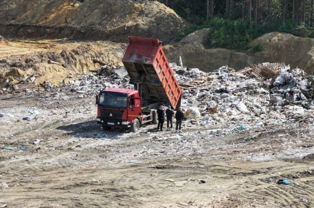 На Урале эковолонтеры нашли опасные медотходы на незаконной свалке