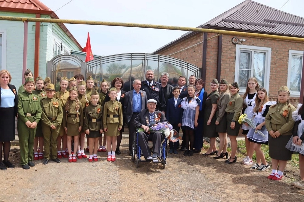 Павел Спиридонович Калинин бодр, несмотря на возраст.