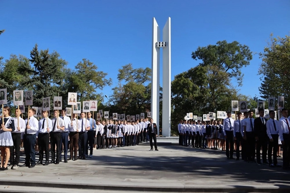 9 Мая «Бессмертный полк» выстраивается у мемориала «Огонь Вечной славы».