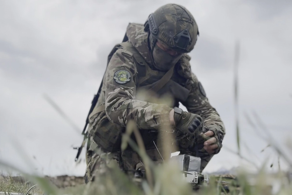 Военнослужащий с дроном.