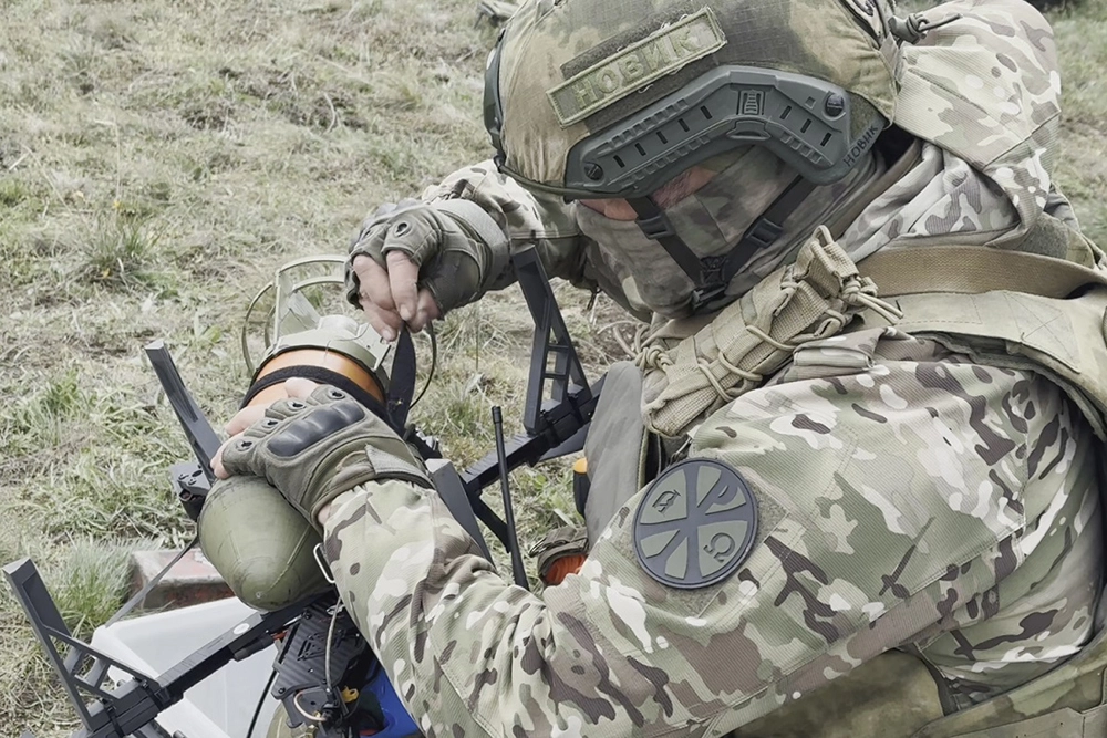 Боец с позывным Новик готовит дрон.