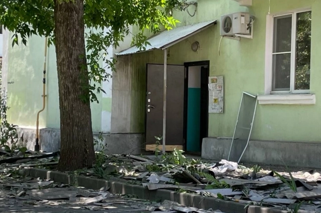 Жители дома даже в 11 утра продолжали разгребать завалы на крыше.