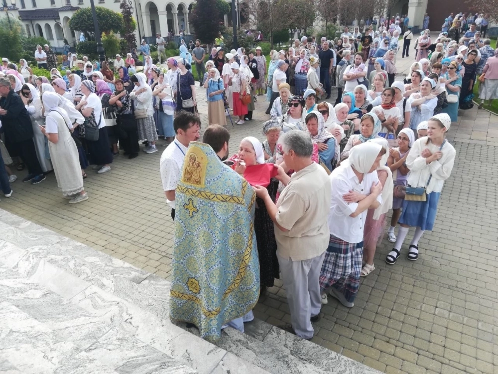 Александро-невский собор не смог вместить всех желающих принять участие в Божественной Литургии и Евхаристии.