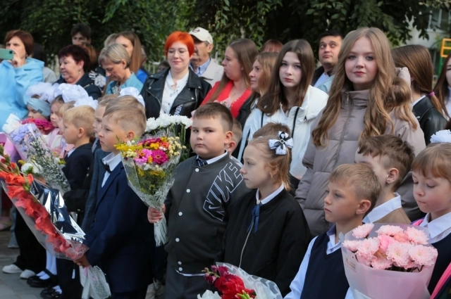 На линейке у школы № 11 в Омске.