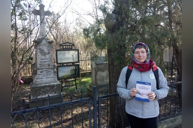 Юлия Лейбенсон у могилы художника Константина Богаевского в Феодосии: здесь на кладбище водят экскурсии. 