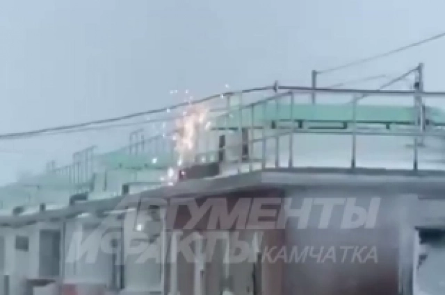 Ветер с мокрым снегом оборвали провода, из-за чего в некоторых домах отключилось электричество.