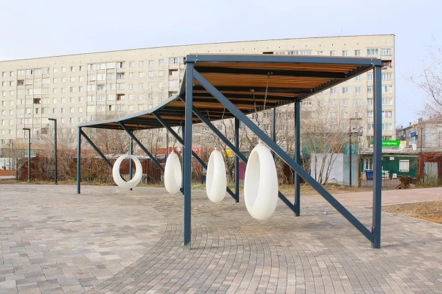 Качели в сквере МЖК