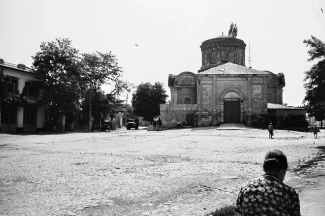 Собор Петра и Павла в Симферополе до возвращения его епархии в 1990 году был овощехранилищем.