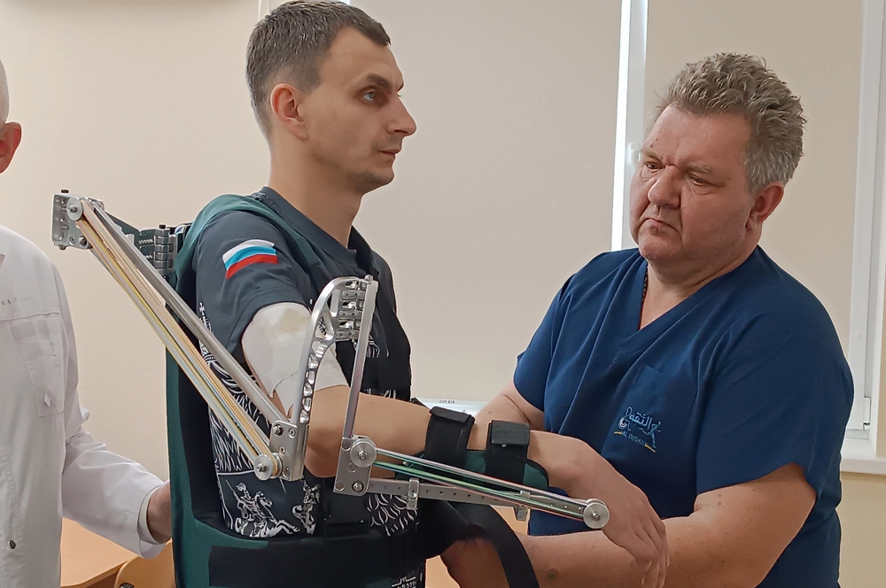 Конструктор Фёдор Андрющенко ведёт примерку ортеза «Экзар».