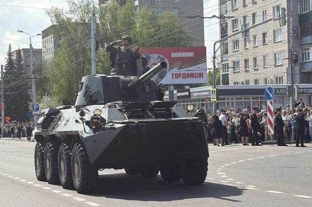 В торжественном марше принимала участие военная техника.