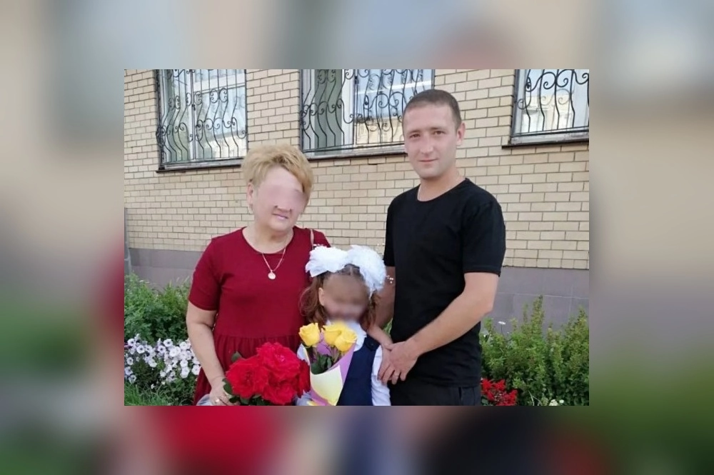 Марат вместе с мамой и ребенком.