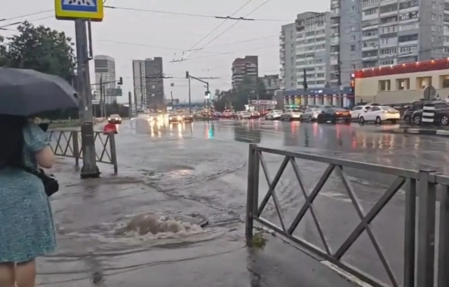На улицах словно открылись подземные источники воды...