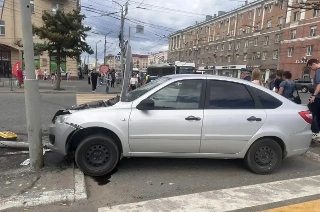 Машина, которая врезалась в толпу.