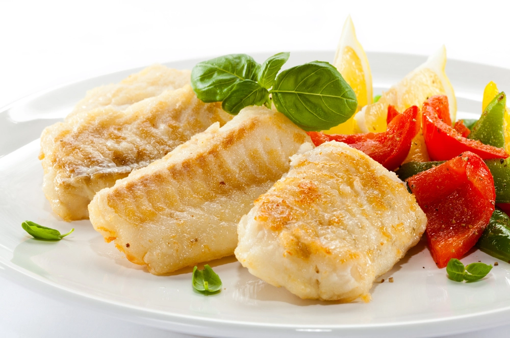 Судак с печёными яблоками и соусом из сидра.