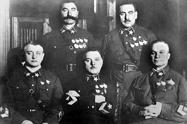 Первые пять маршалов СССР (слева направо): Тухачевский, Ворошилов, Егоров (сидят), Будённый и Блюхер (стоят)