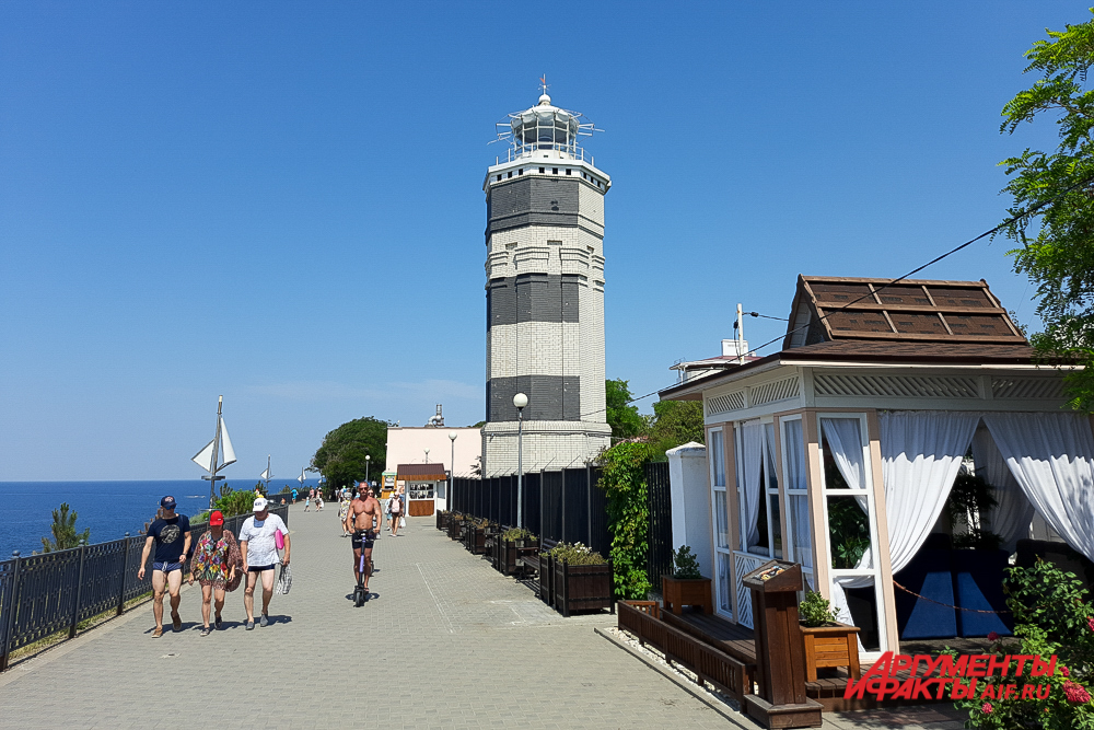 Знаменитый Анапский маяк на набережной.