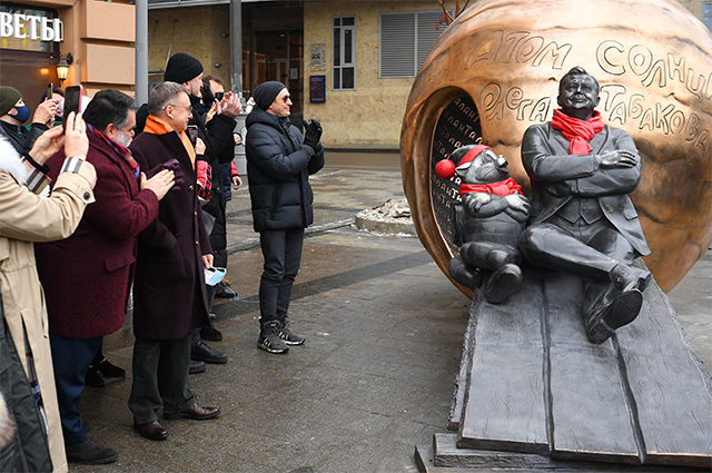 Церемония открытия скульптурной композиции «Атом Солнца Олега Табакова», приуроченной к 85-летию со дня рождения артиста.