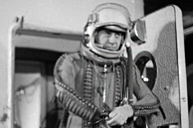 Георгий Береговой в космическом скафандре выходит из специально оборудованной комнаты после тренировки. 1969 год