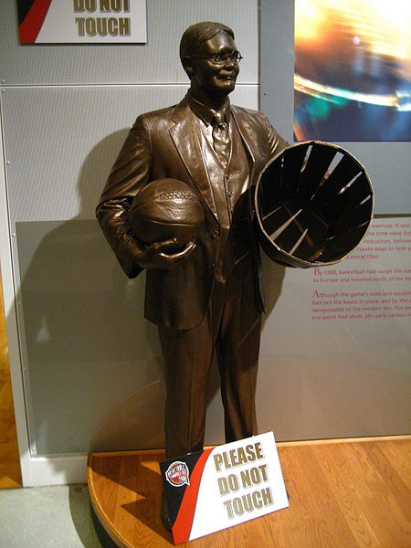 Статуя Джеймса Нейсмита в Зале славы баскетбола. Спрингфилд, США
