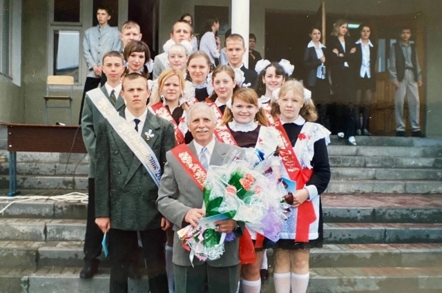 Василий Фъдорович со своими выпускниками.