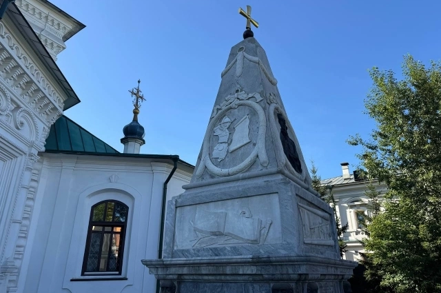 Пятиметровый монумент на могиле Григория Шелихова установили потомки. 