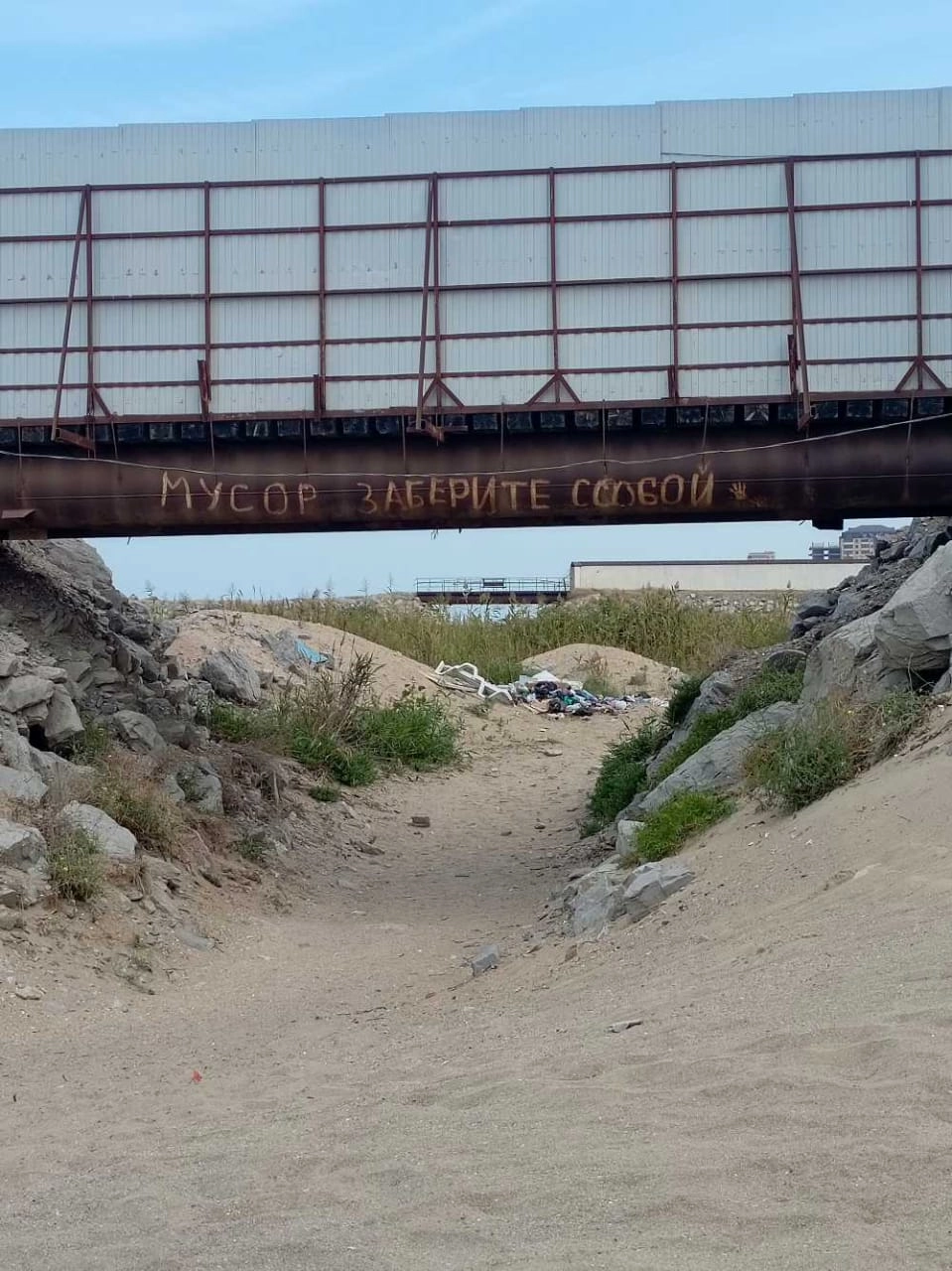 Пляж отделён специальным входом с указателем.