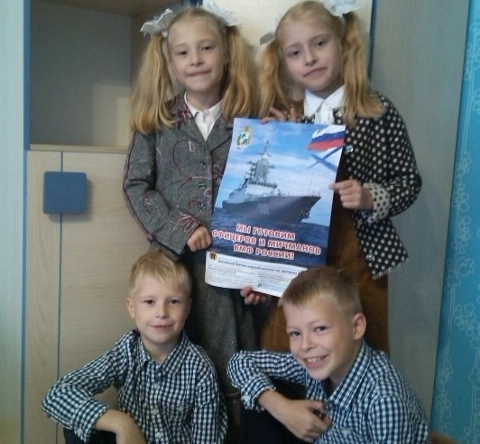 Мальчики выбрали профессию, связанную с кораблями. На фото детям по 9 лет.