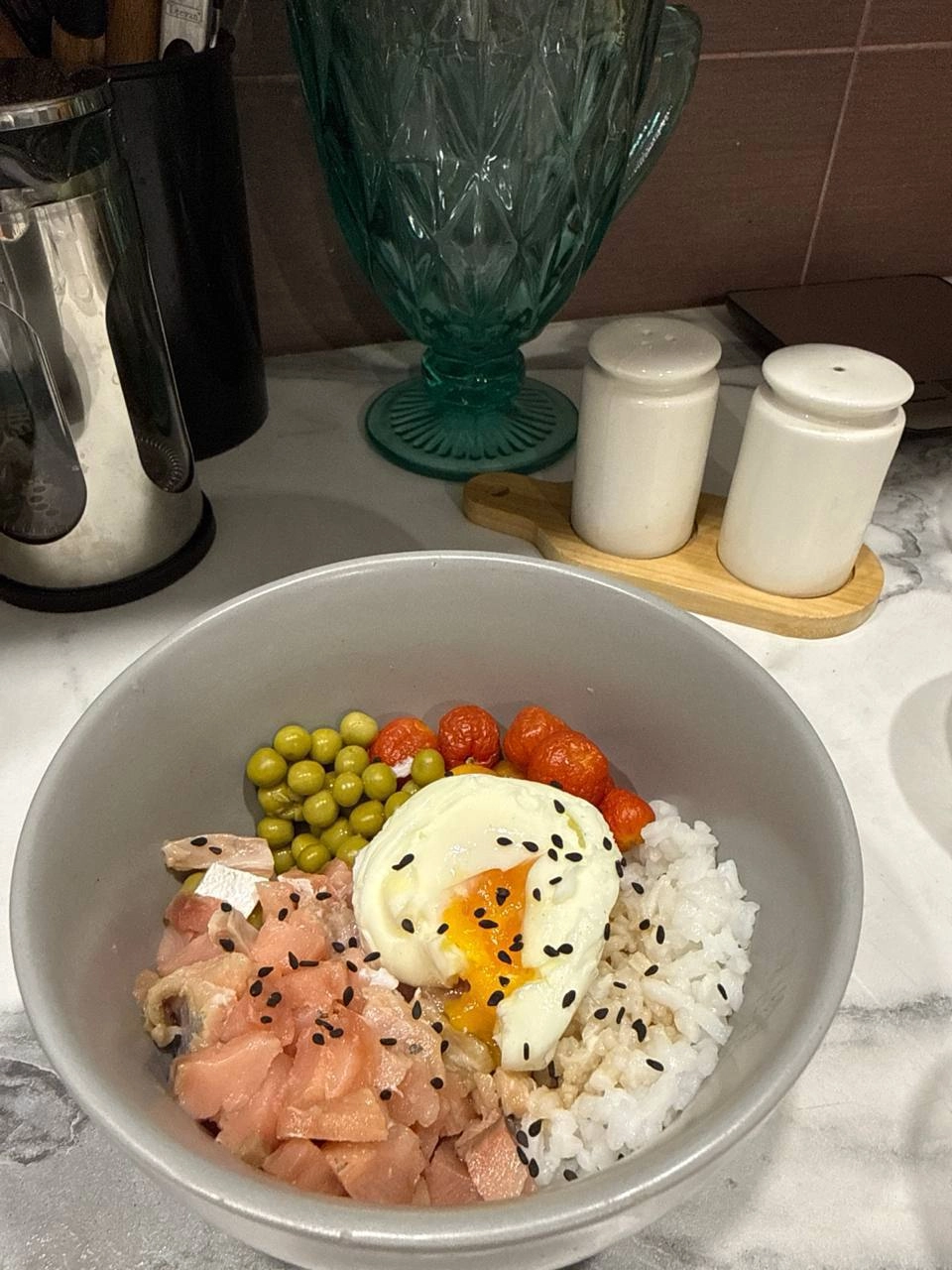 Боул с красной рыбой.