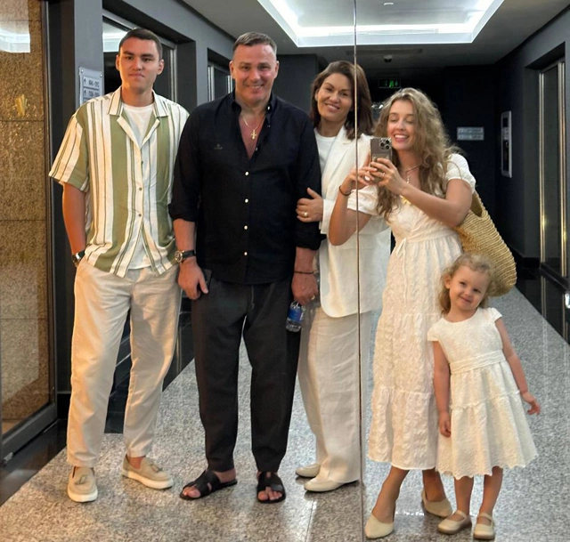 Кирилл Андреев с семьей.