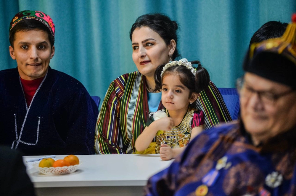 Многие пришли в нарядных национальных костюмах, создав неповторимый колорит и праздничное настроение.