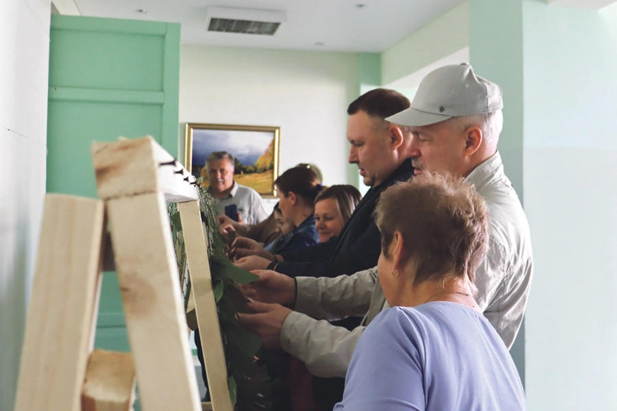 Жители Хотынецкого района освоили плетение маскировочных сетей.