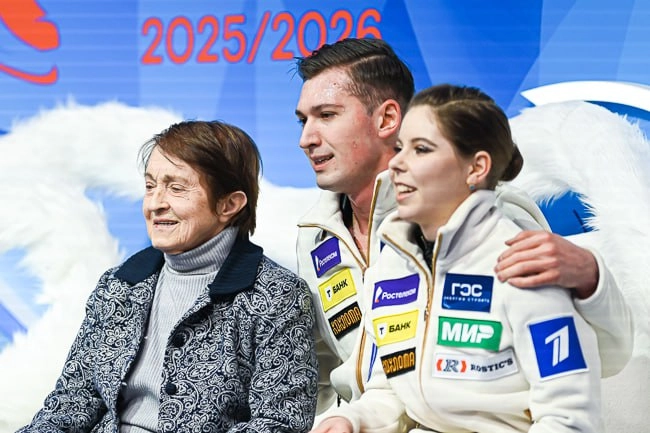 В финале Гран-при Мишина - Галлямов и их тренер Тамара Москвина были одной дружной командой.