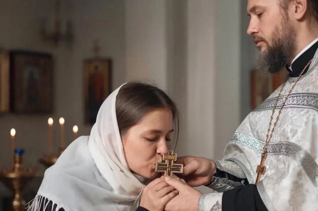 Целование креста по окончании богослужения — это благочестивая традиция православных христиан.