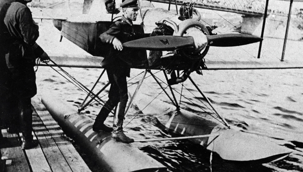 Конструктор Александр Сергеевич Яковлев у спортивного самолета на поплавках на взлетно-посадочной площадке на Москве-реке.