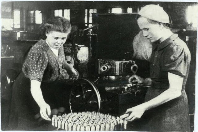 Фото. Выпуск боеприпасов на одном из военных производств Татарской Республики. 1942