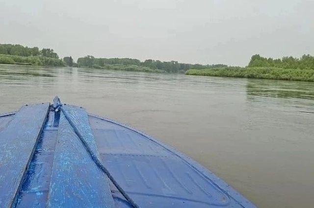 В лодке была пара с маленьким ребенком.