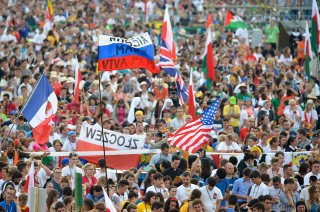 Жители и гости Кракова на Краковских лугах во время открытия Всемирных Дней Молодежи.