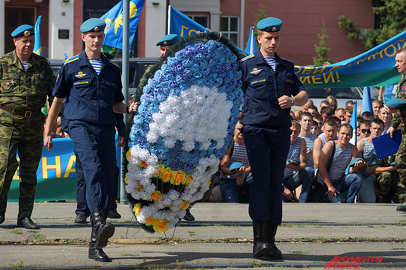 В финале пути вояки возложили венки и цветы в память о павших солдатах.