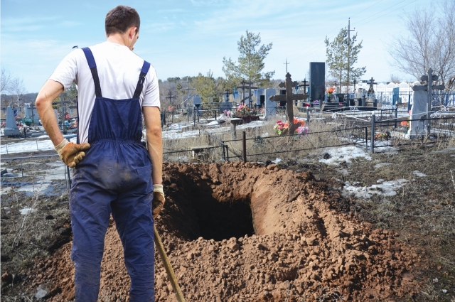 На кладбищах всегда крутятся неучтенные деньги