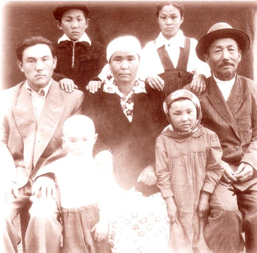 Нурсултан Назарбаев с семьёй: отцом Абишем, матерью Альжан, братьями Сатыбалды и Булатом, сестрой Анипой.
