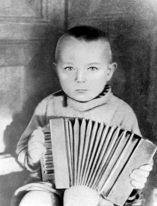 Советский космонавт Герман Титов в детстве. Фотография из газеты «Неделя» № 14 за 1967.